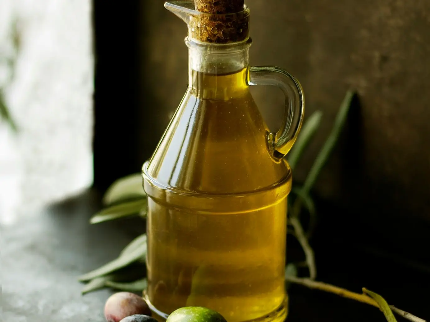 clear glass cruet bottle