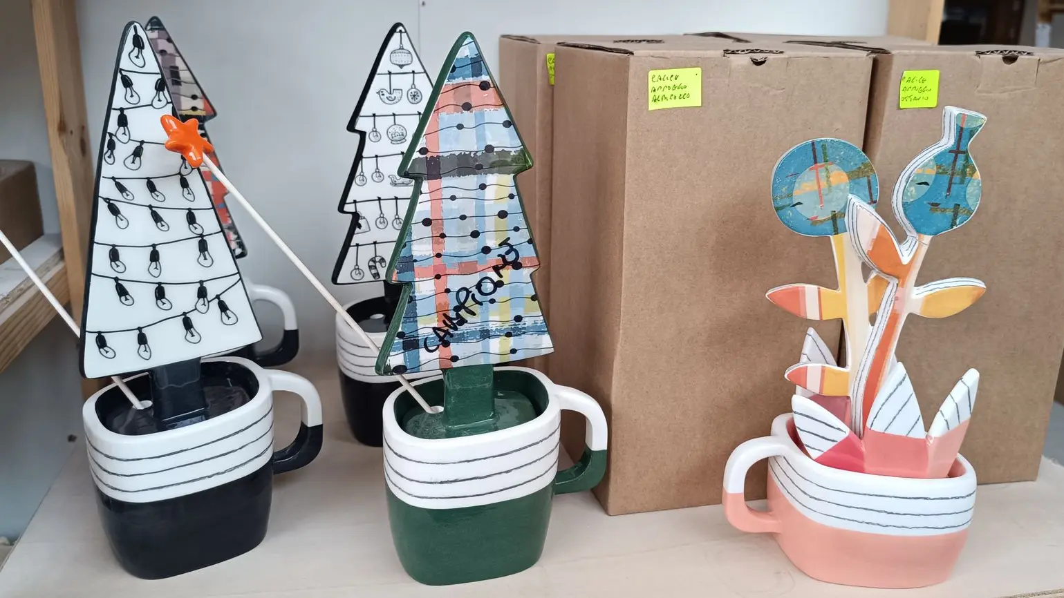 foto di tazze esposte su mensola