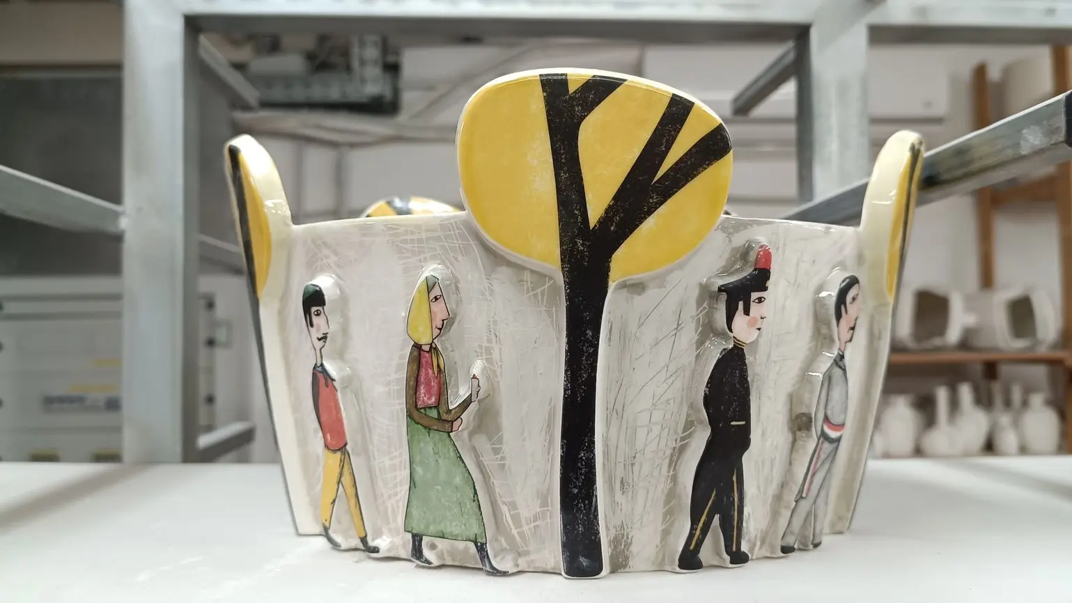 vaso in ceramica con figure allegoriche