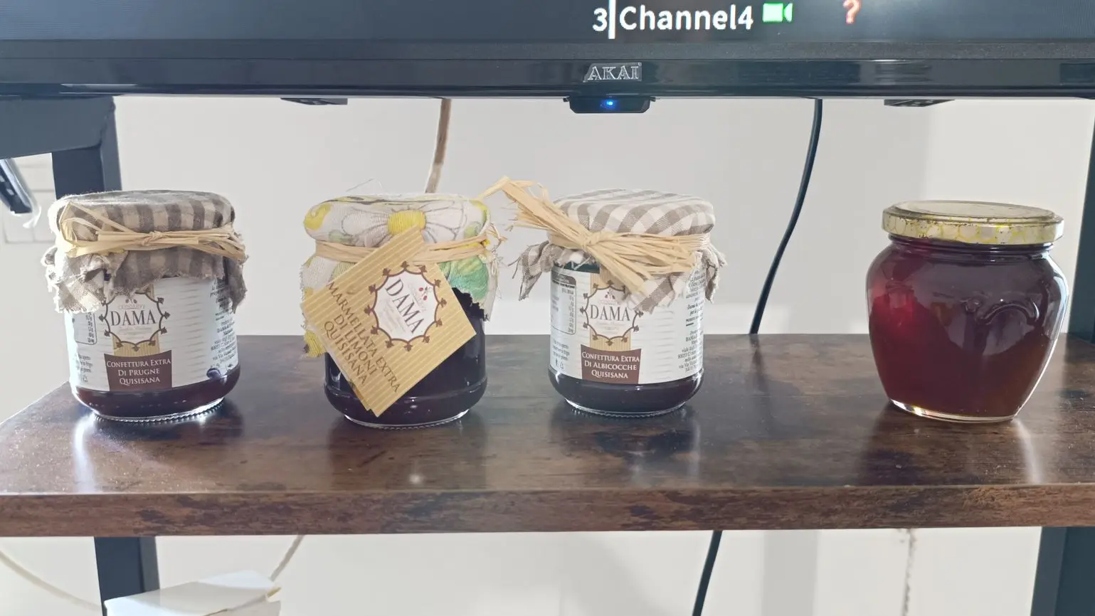 Barattoli di pomodoro su tavoli