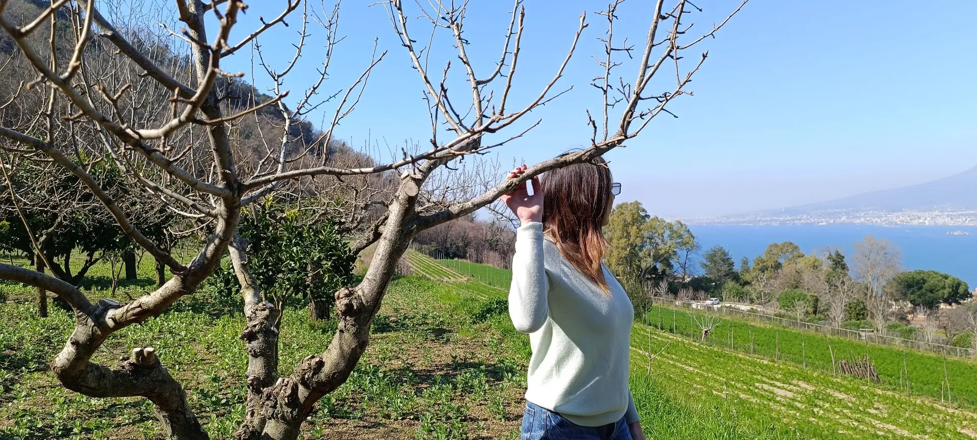 Donna con albero alle spalle