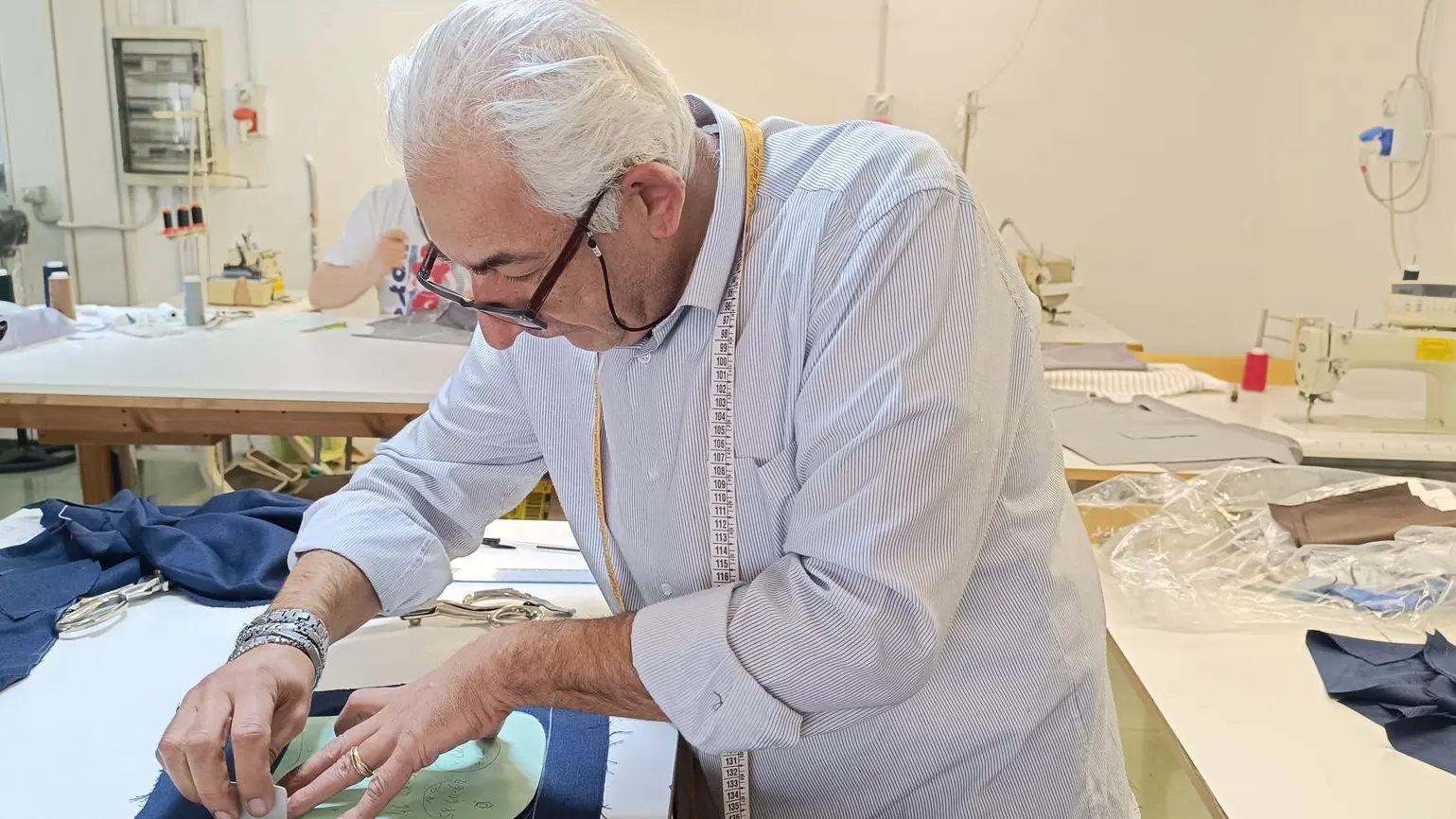 Persona anziana che taglia abiti di moda