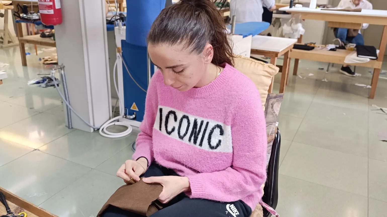 Ragazza che cuce con ago