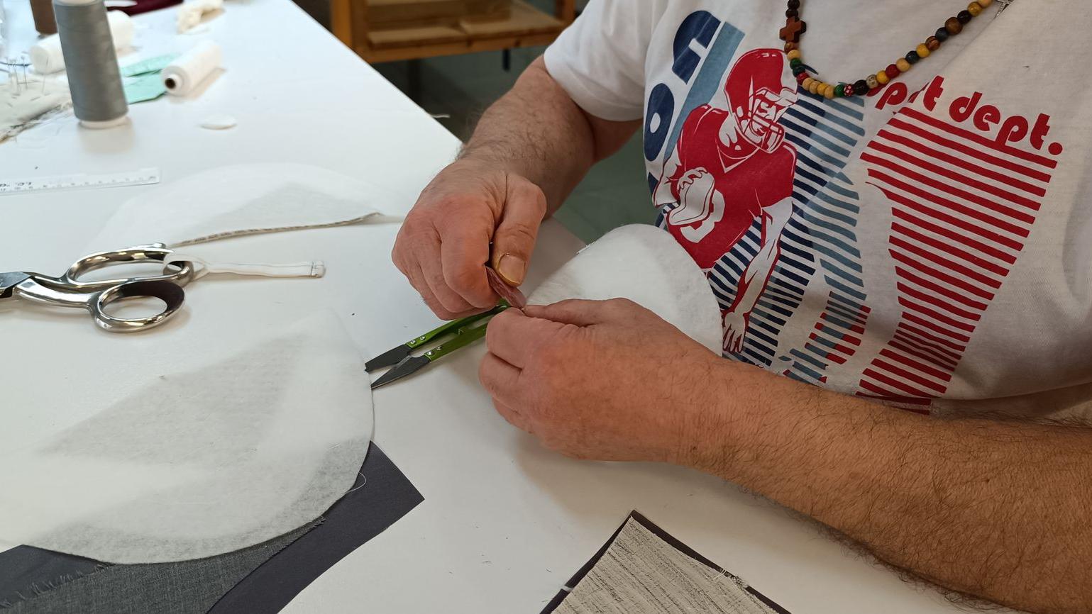 Mani che tagliano spalline vestiti