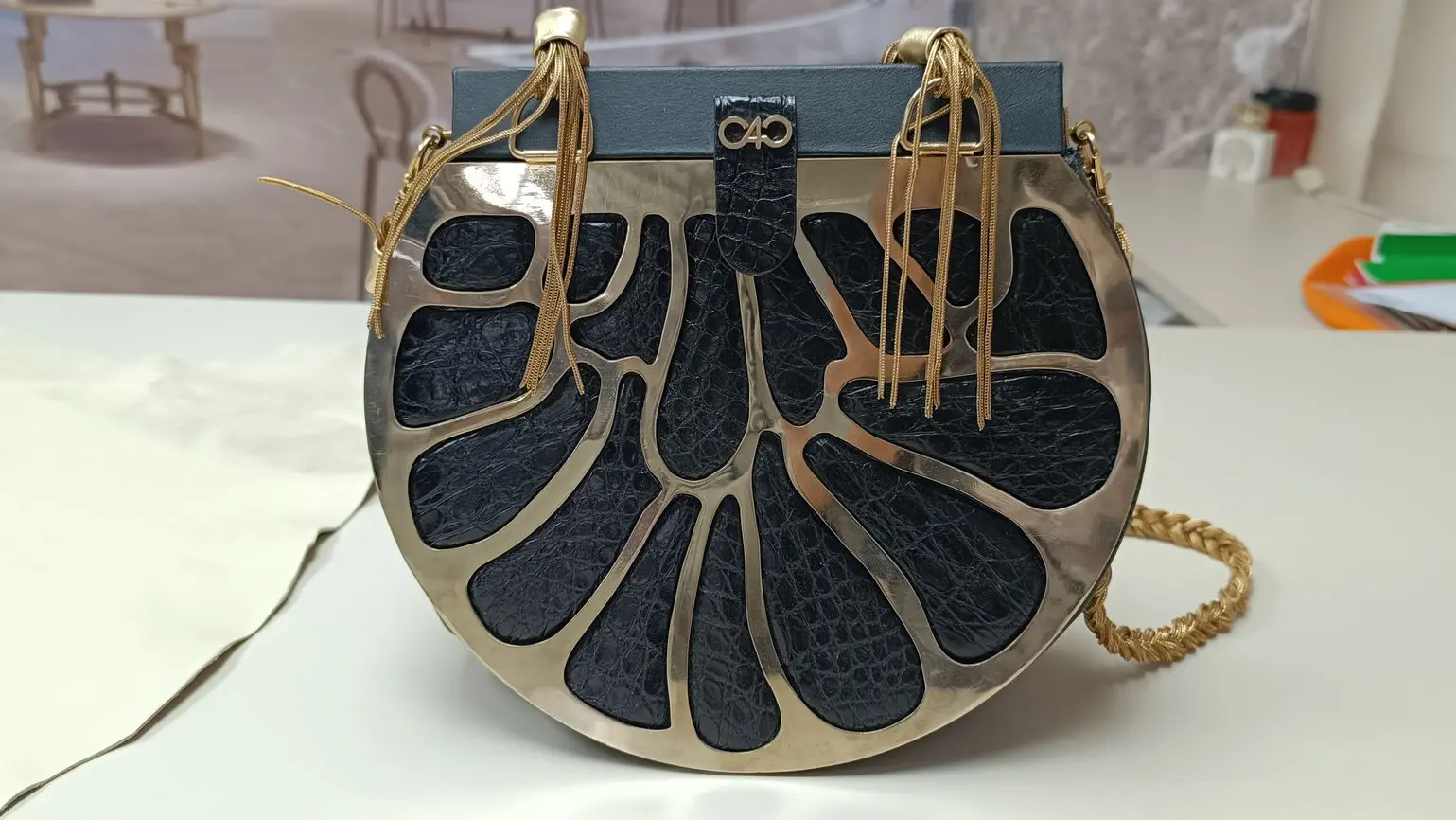 Borsa di pelle su tavolo legno