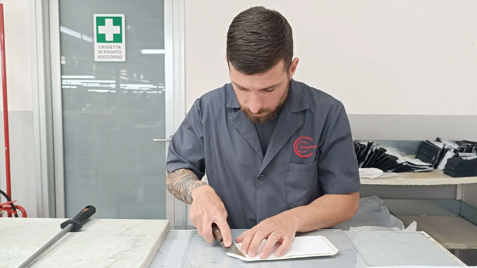 Ragazzo che taglia borsa in azienda 