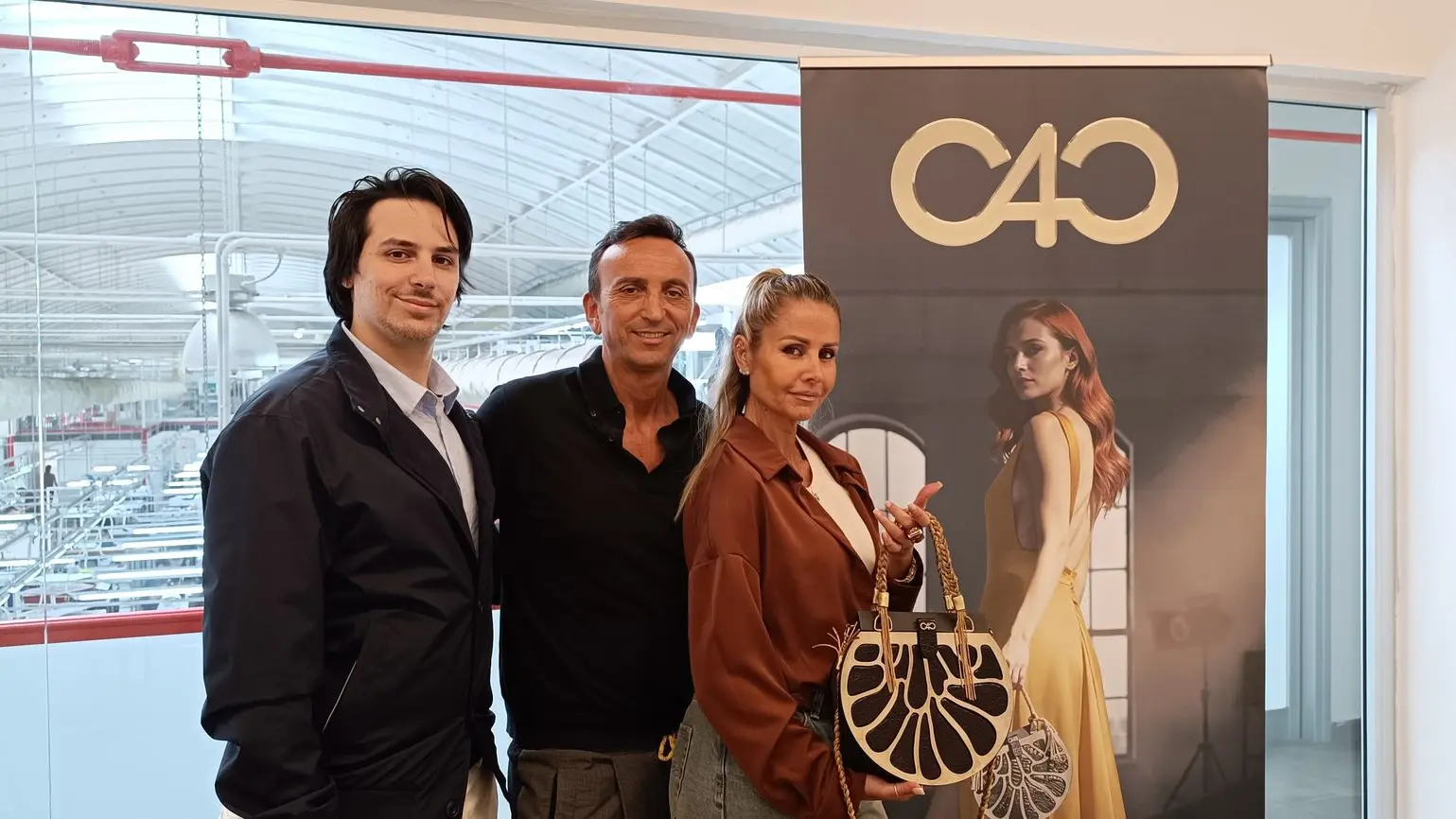 Persone in foto con borsa