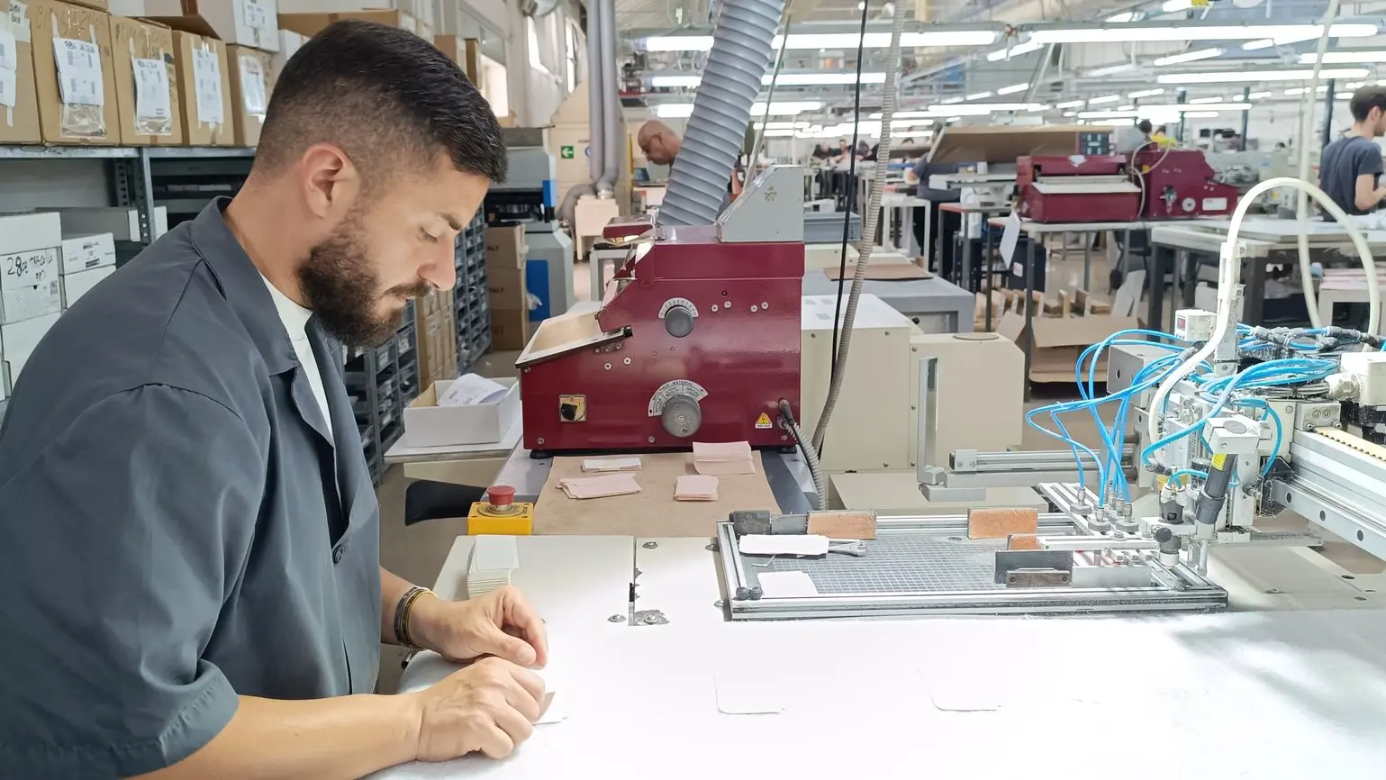 Lavorazione vicino banco di fabbrica industriale