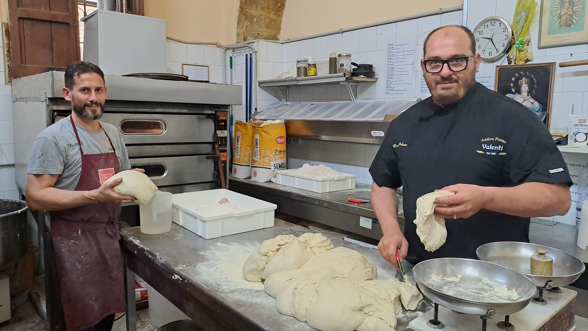 Staglio dell'impasto nell'Antico Forno Valenti dal 1887