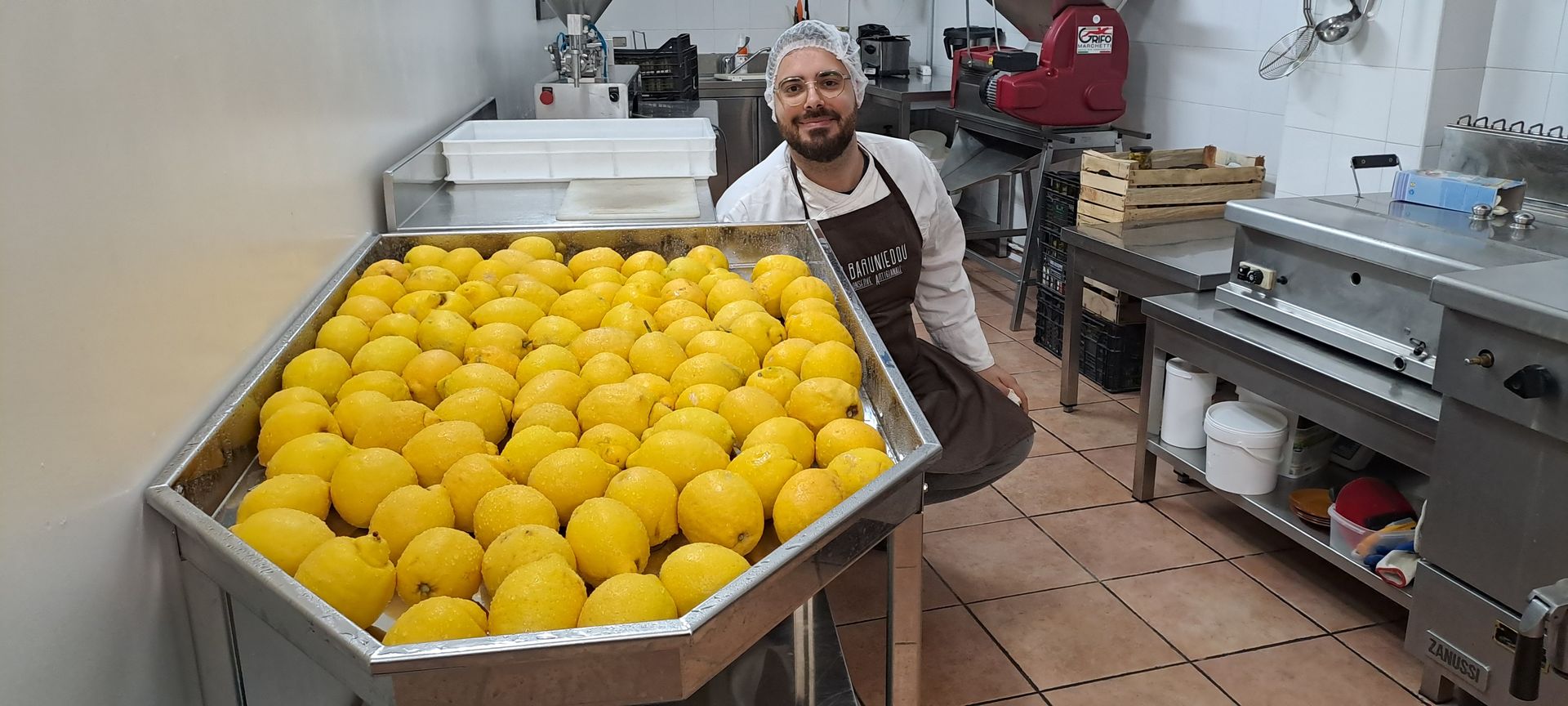 Lavorazione dei limoni dell'azienda U' Barunieddu