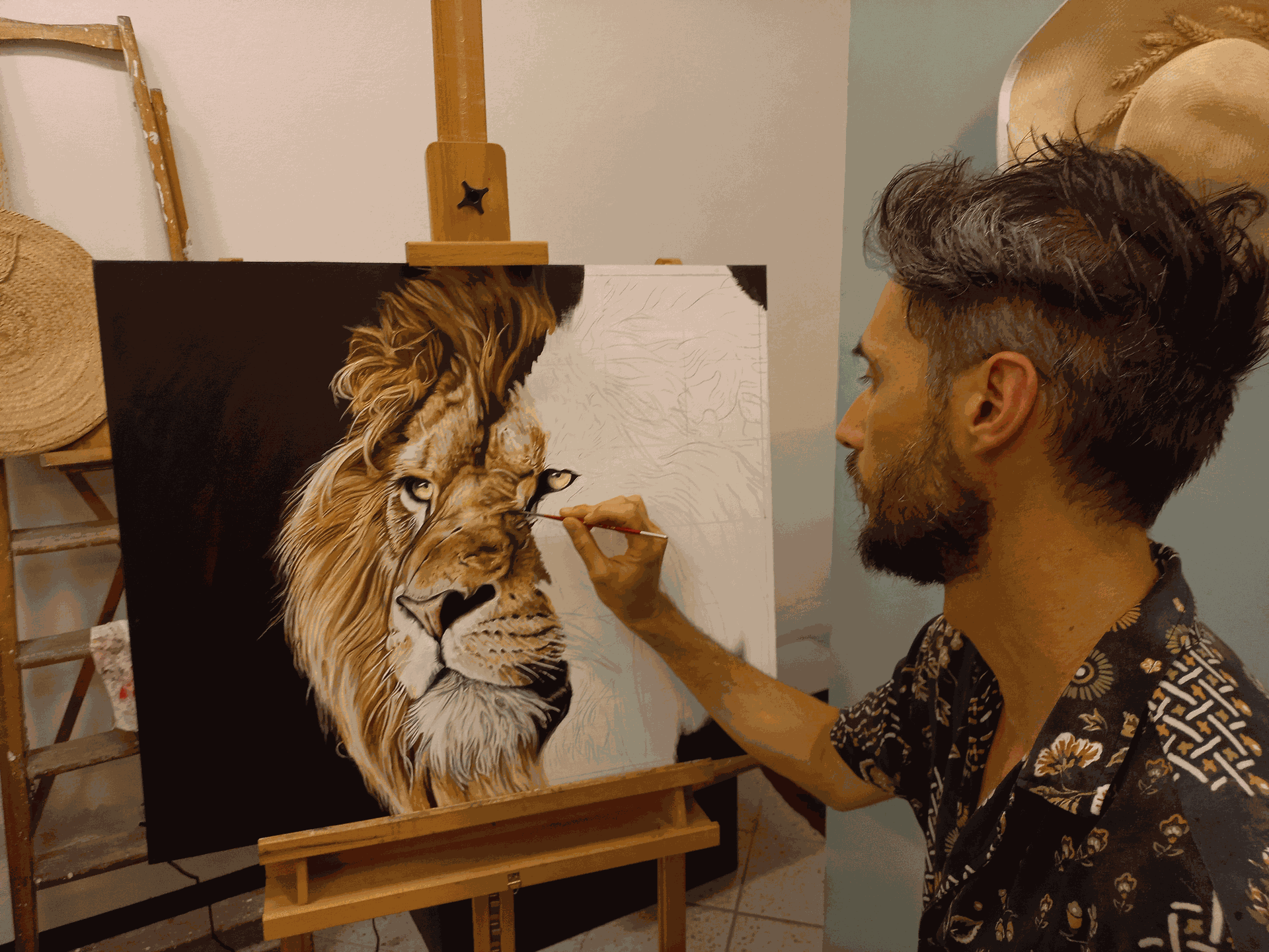 Luca Pagani dipingendo un leone
