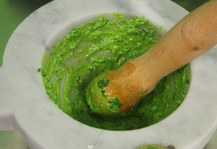 Preparazione pesto al mortaio