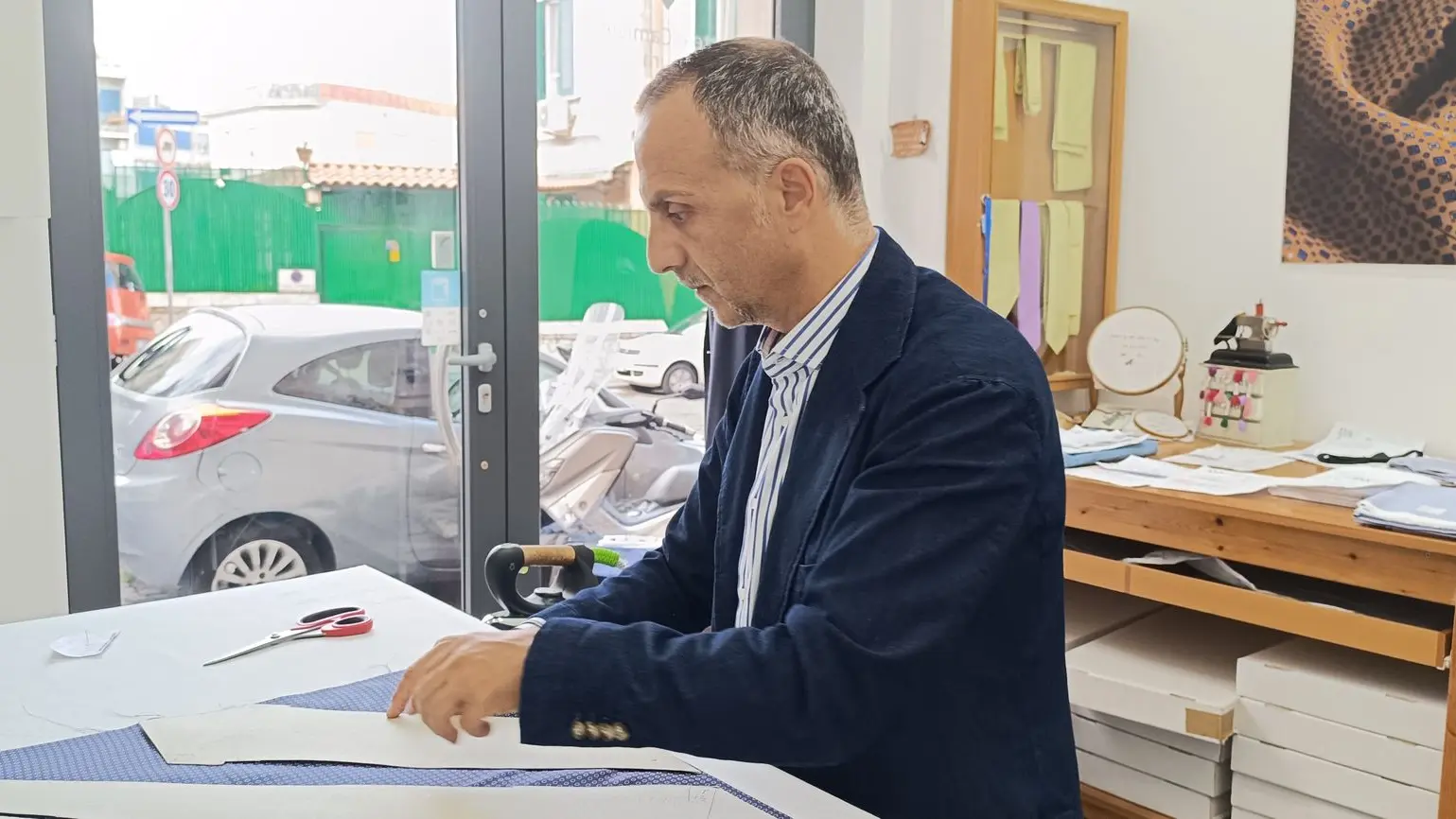 Sartore Maestro Uomo Napoli foto di uomo che in giacca cuce un abito