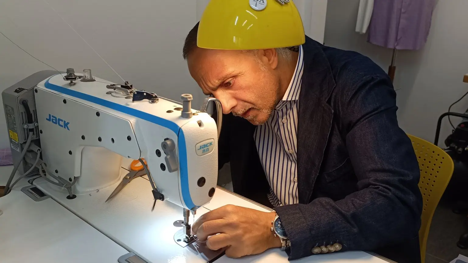 Camicie Cravatte artigianali Persona in foto che cuce a macchina un abito