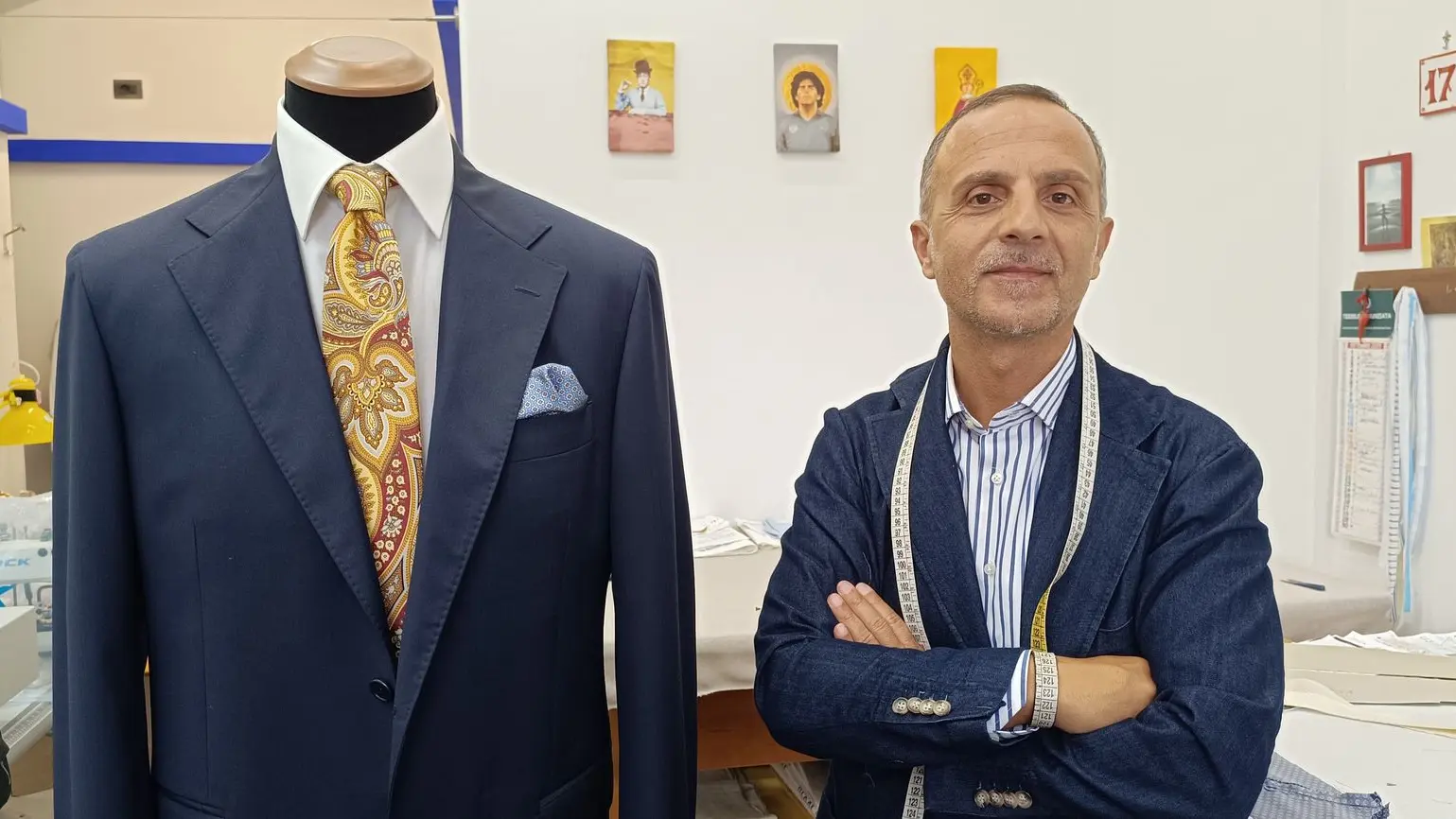Sarto Napoli artigianato foto di uomo con braccia conserte e manichino