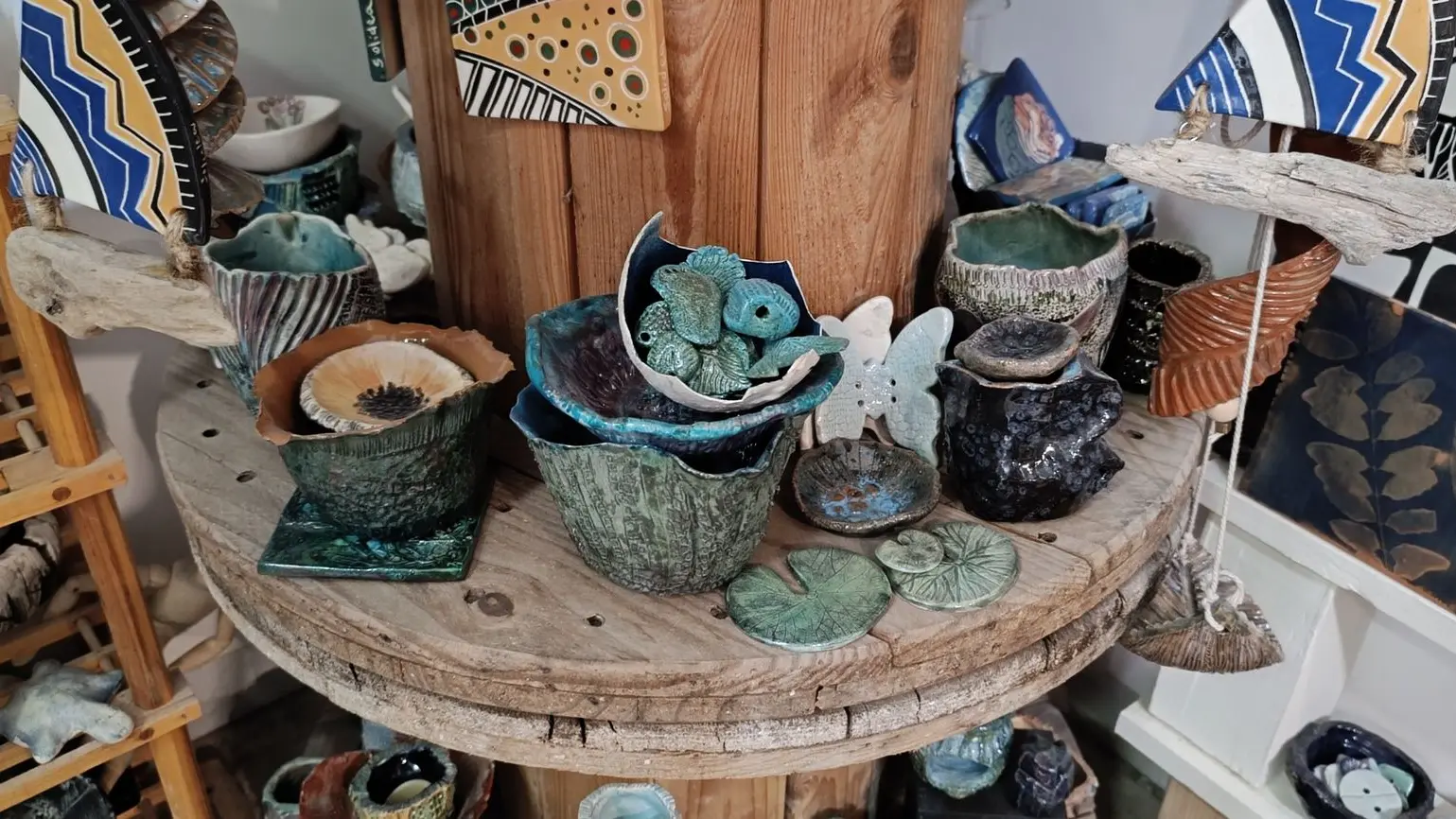 foto di piccoli vasi su supporto ligneo