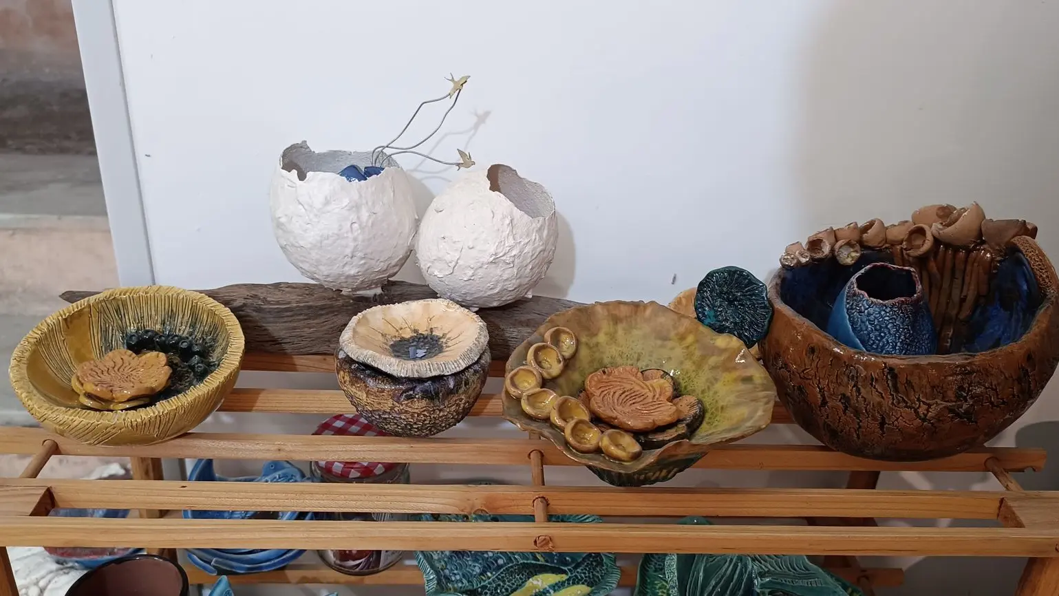 foto di quattro vasi su mensola