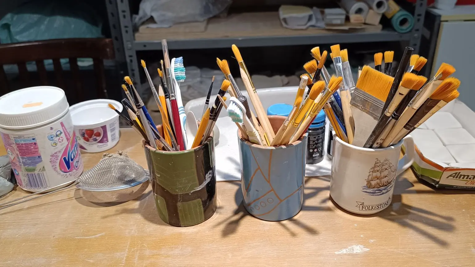 foto  di tre vasi con pennelli