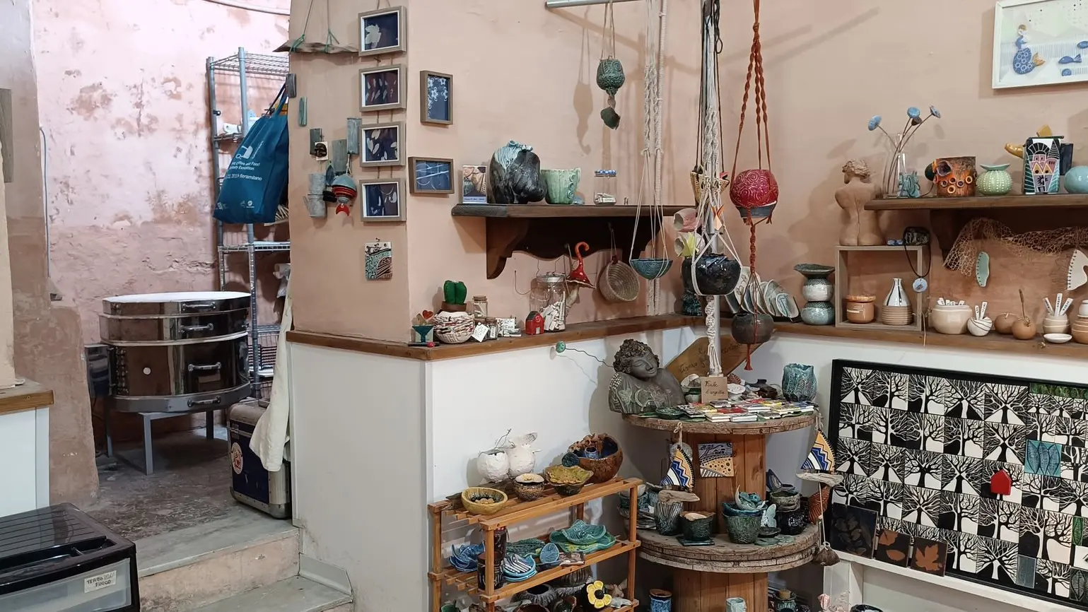 foto di stanza con vasi e oggetti appesi
