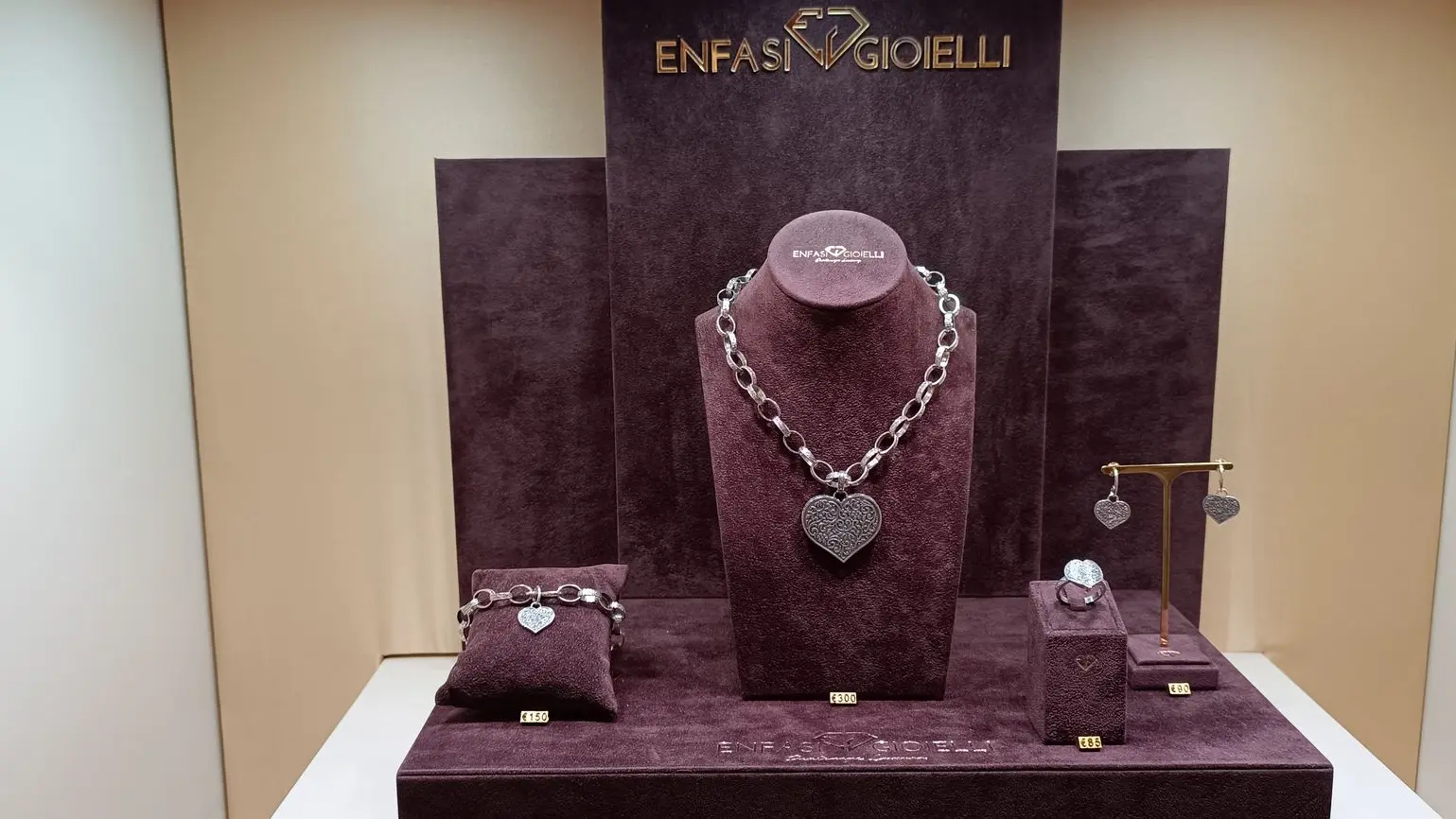 foto di collane e braccialetti e anelli su tavolo