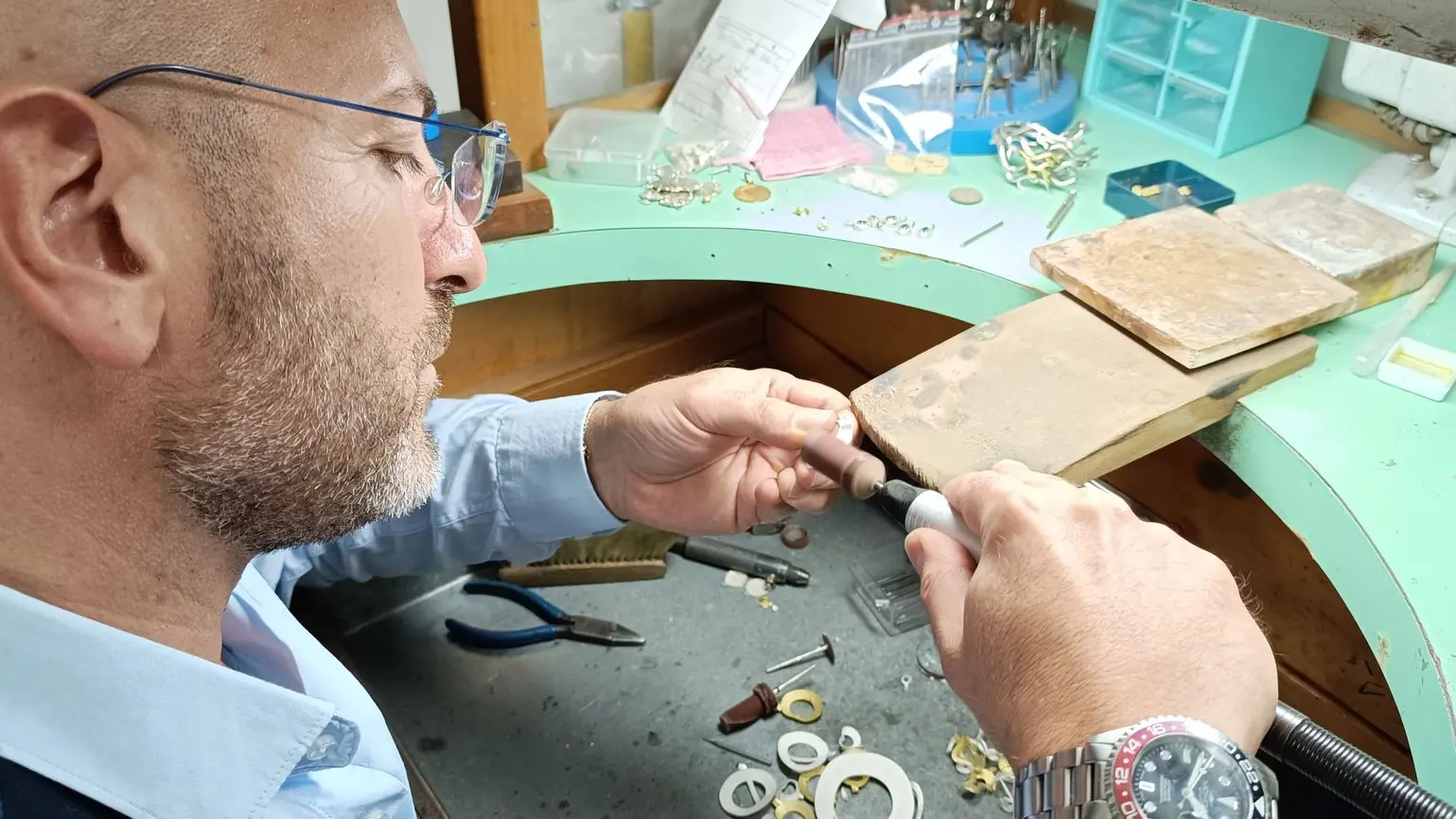 foto di uomo che lavora al banco un gioiello