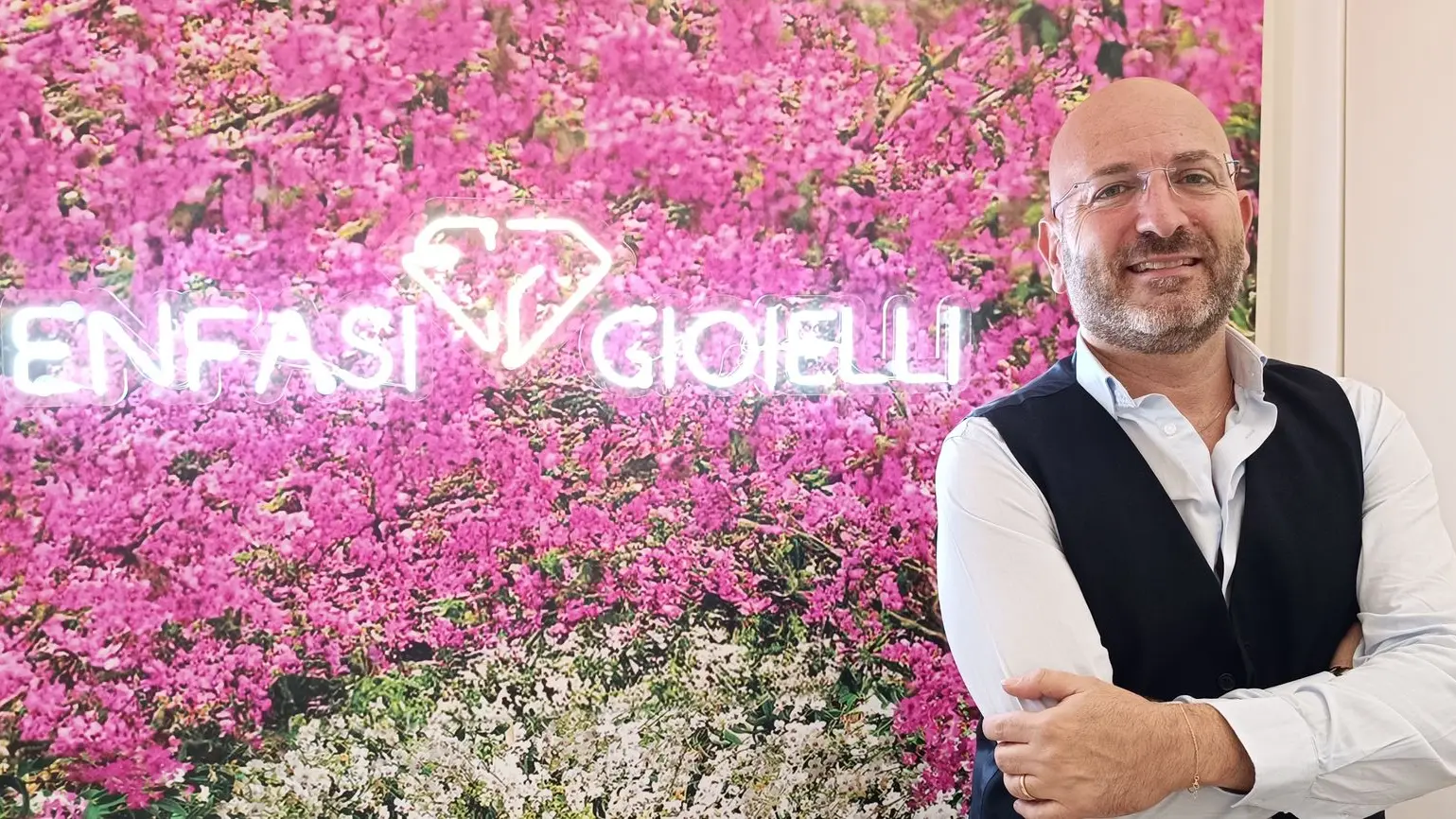 foto di persona che guarda con braccia incrociate
