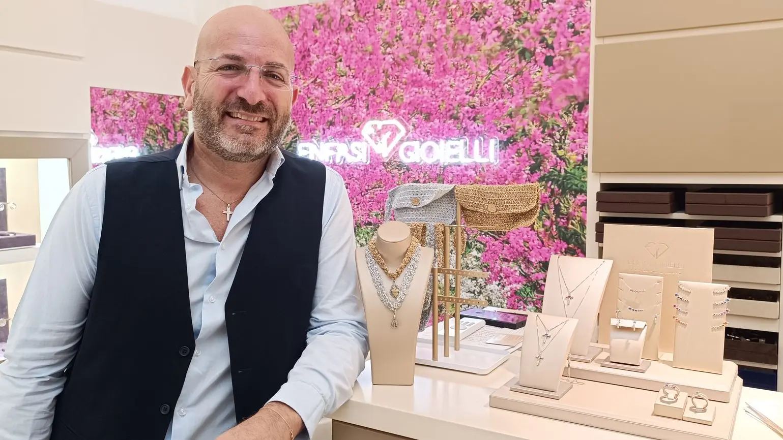 persona che sta in piedi e sorride vicino gioielli