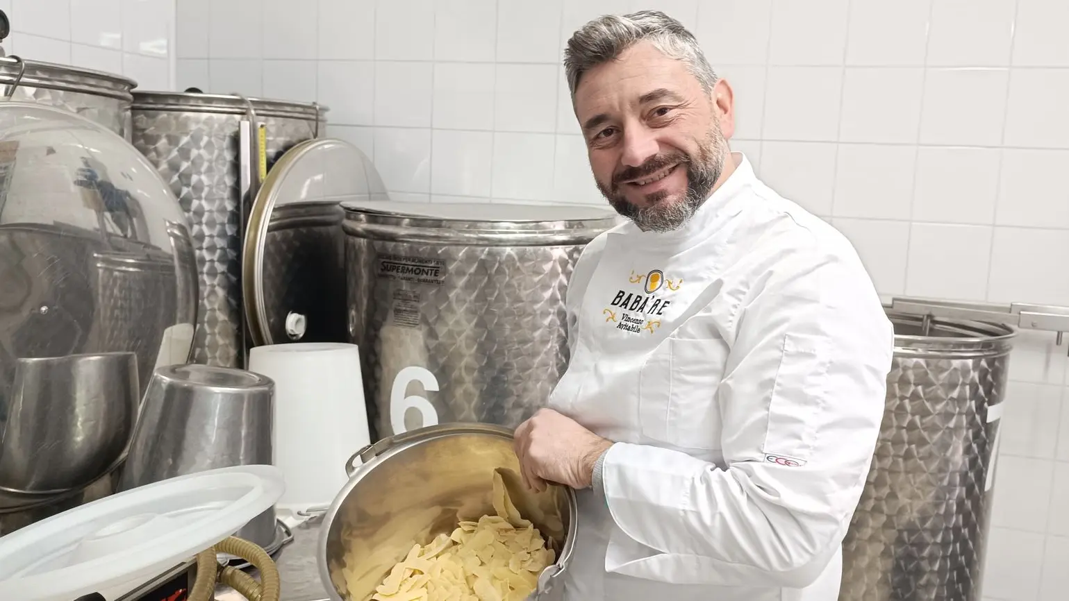 Uomo che mantiene un seccio pieno di limoni