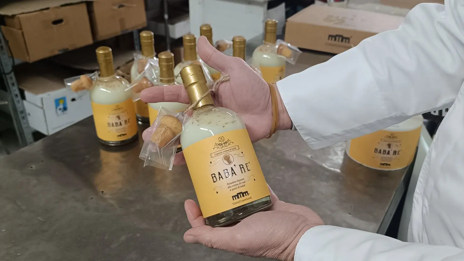 Uomo che mantiene bottiglia di liquore al babaà