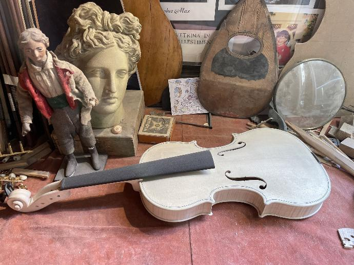 Cassa e manico di un violino realizzati a mano da Jamie Marie Lazzara