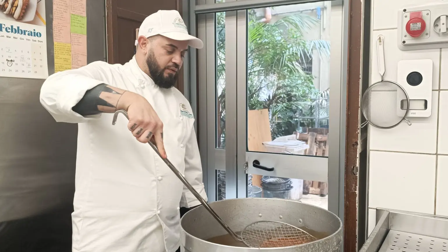 Uomo che frigge con pentola 