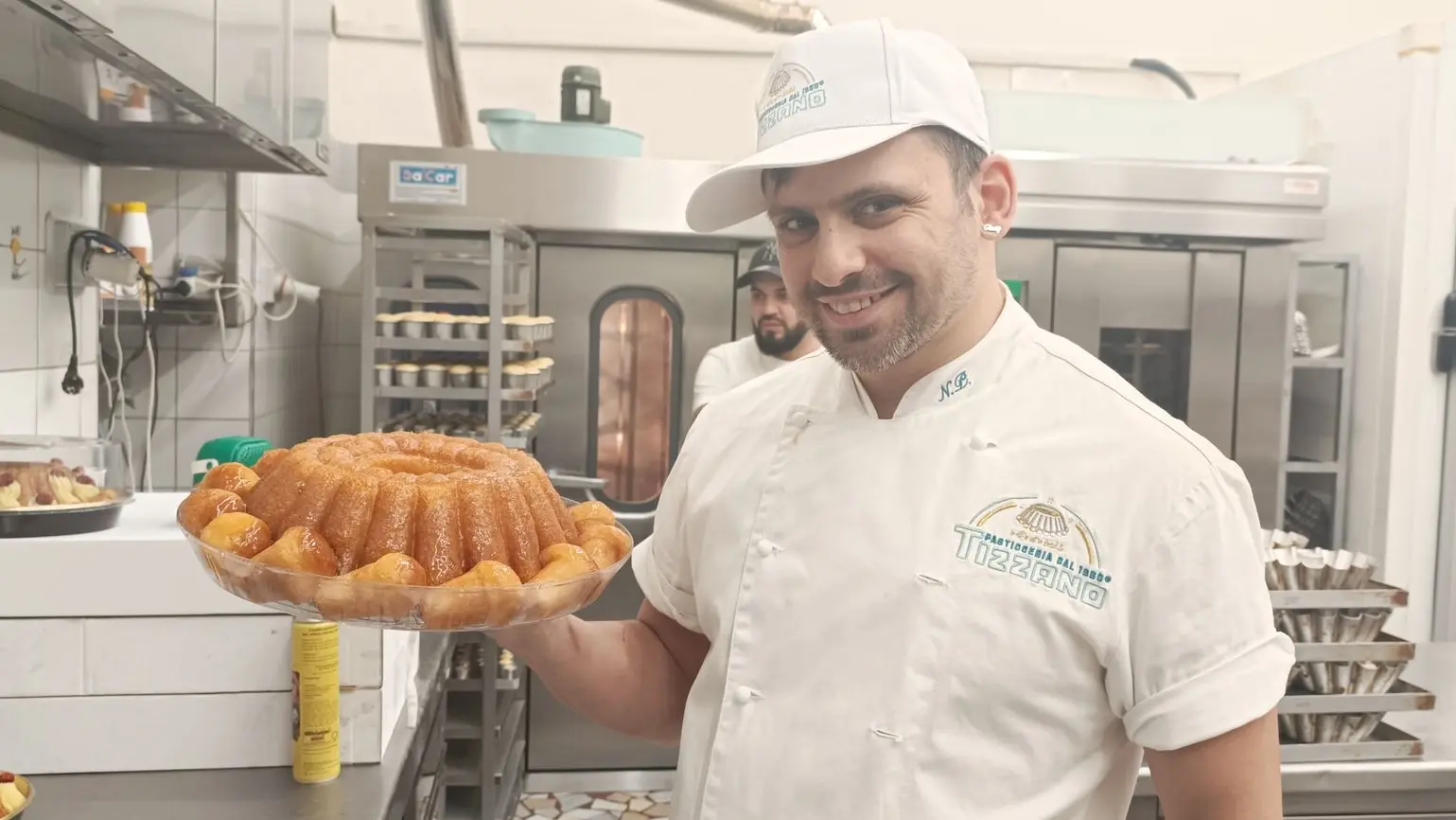 Foto di uomo con dolce in mano