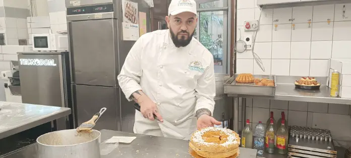 Foto di uomo con dolce