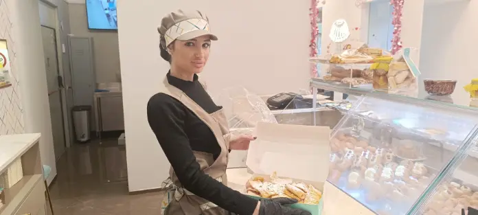 donna che espone dolci