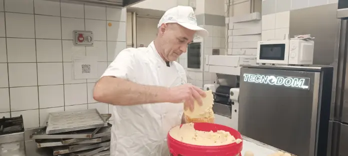 Uomo che lavora crema pasticciera