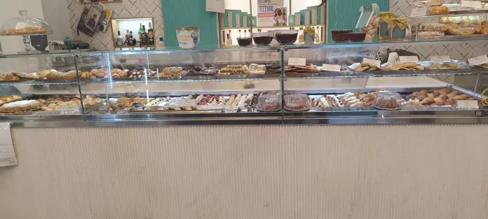 Bancone di dolci esposto