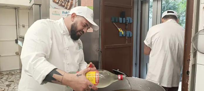 Foto i uomo che versa rum