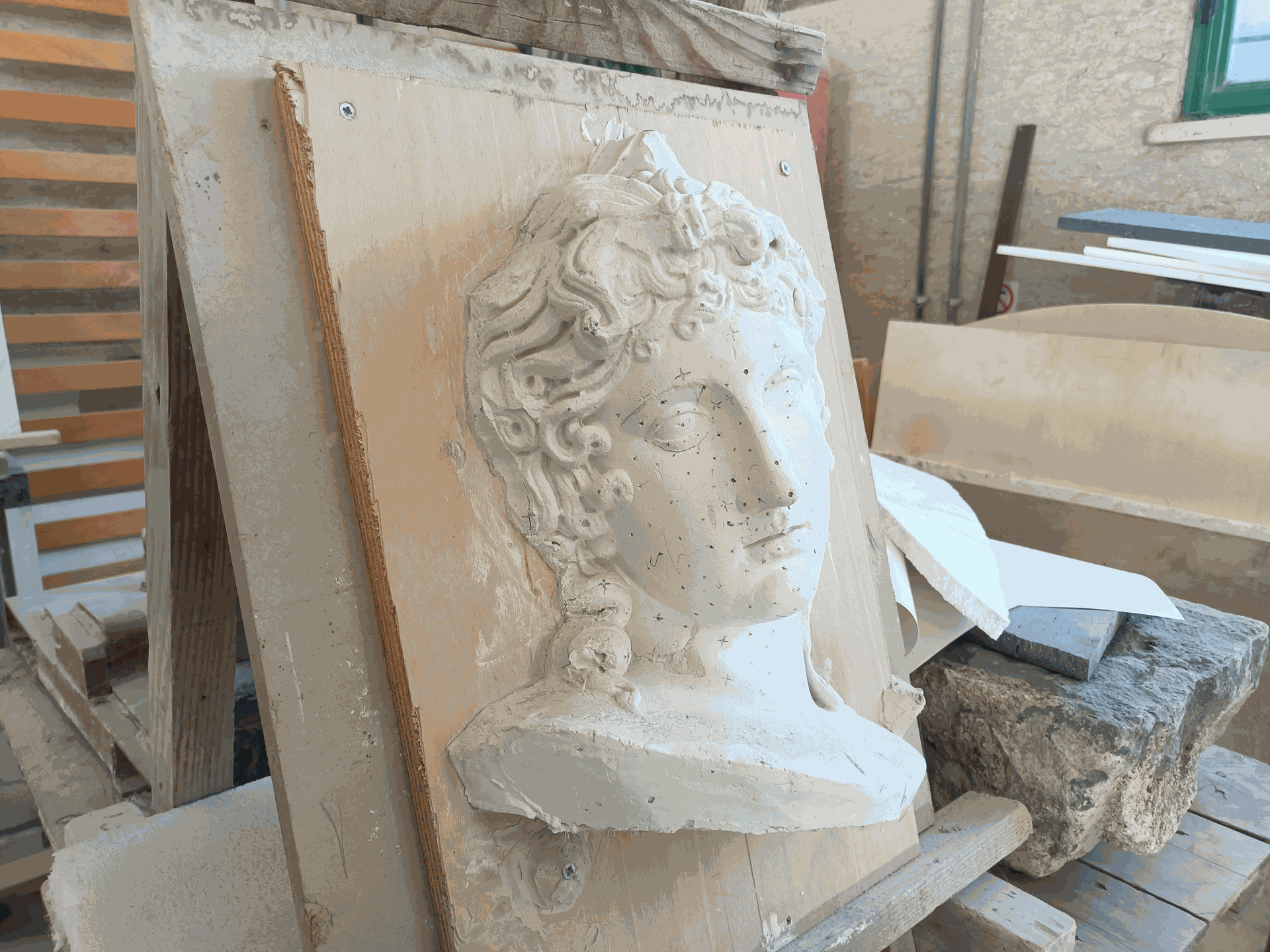 Lavorazione di un volto in marmo di Civitella creazioni Marmi