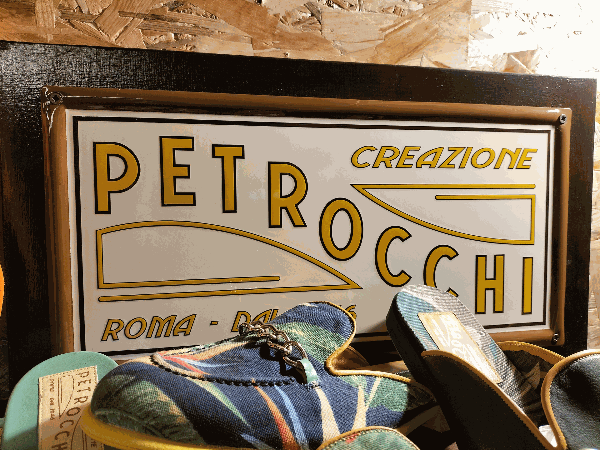 Scarpe e insegna Calzoleria Petrocchi
