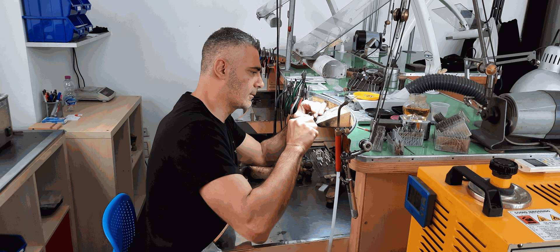 Domenico Iezzi creando un gioiello