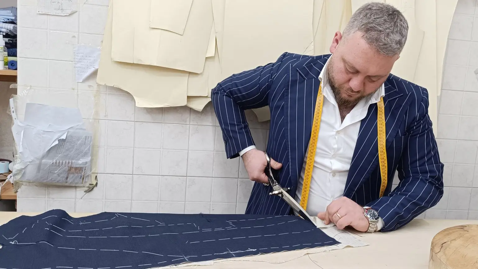 Sartoria Saccone Abiti Manica a Camicia Persona con forbice che taglia abito