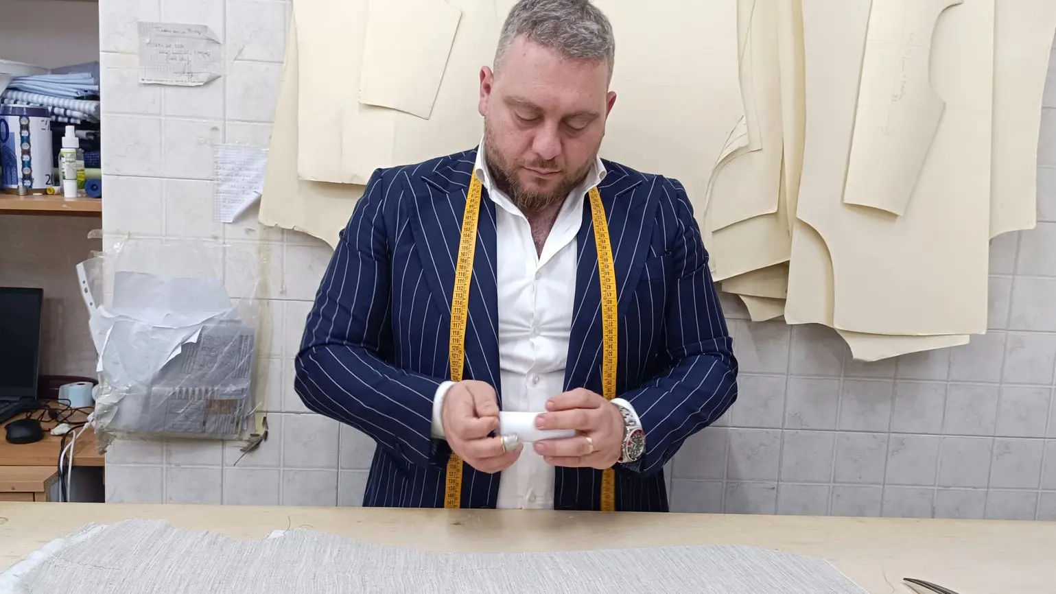 Artigiani Casalnuovo Sartoria Laboratorio Persona con ago e filo lavora abito