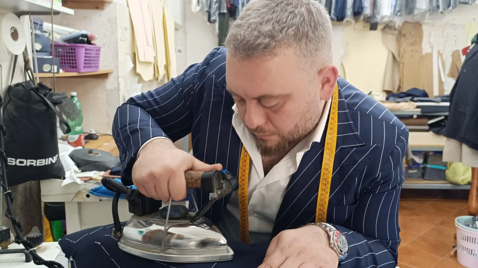 Eleganza Napoli Abiti Ago e Filo Persona che pressa su ferro da stiro
