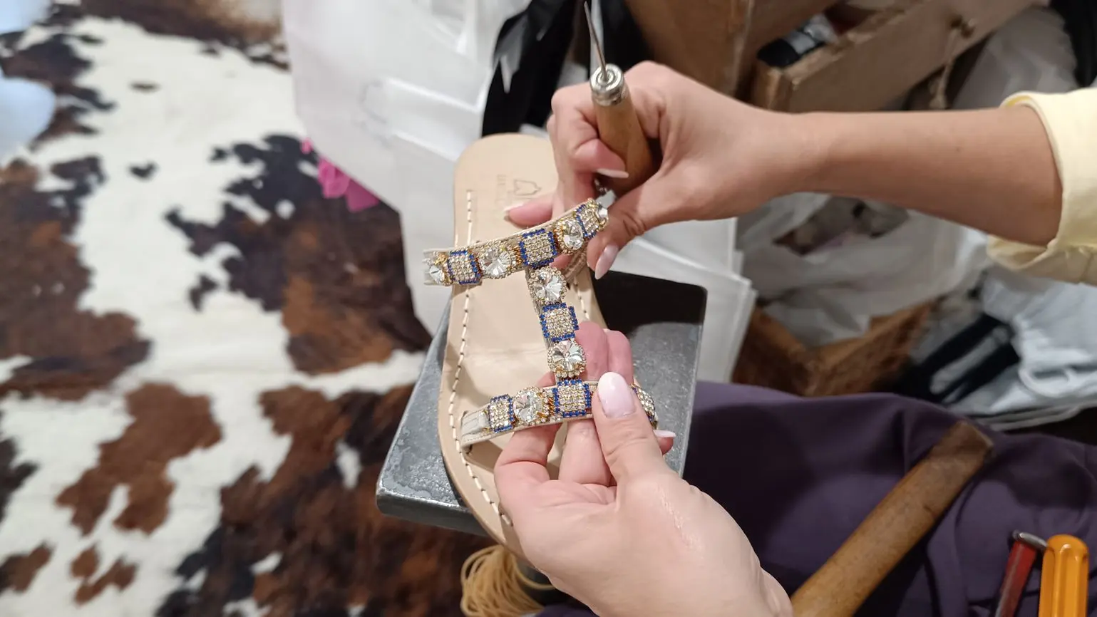 Mani che lavorano scarpa artigiana 