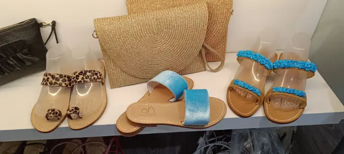 Sandali di moda su tavolo