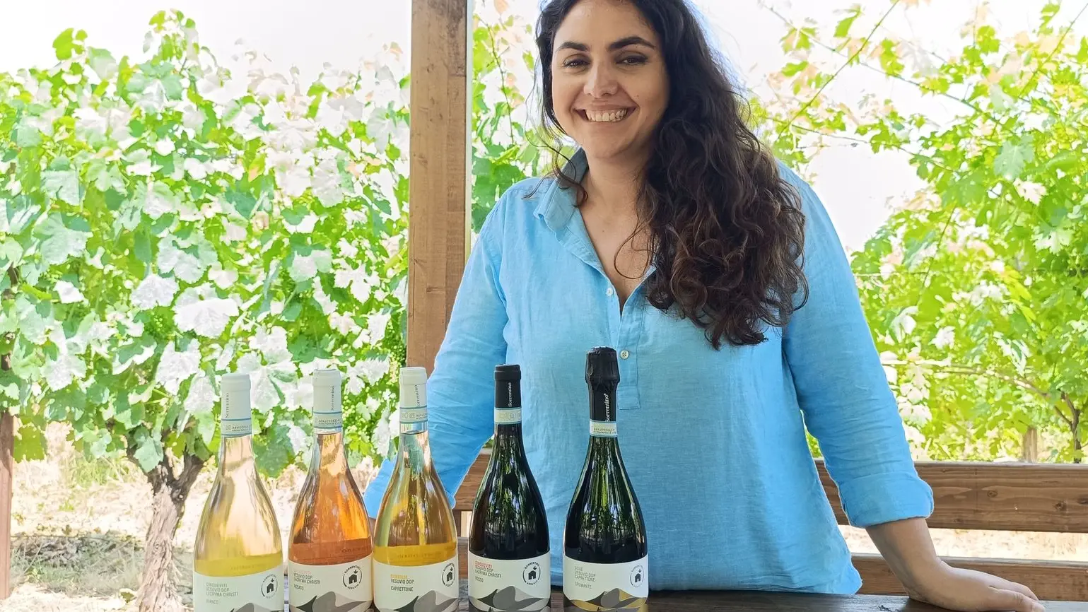 Foto di donna con vini su tavolo