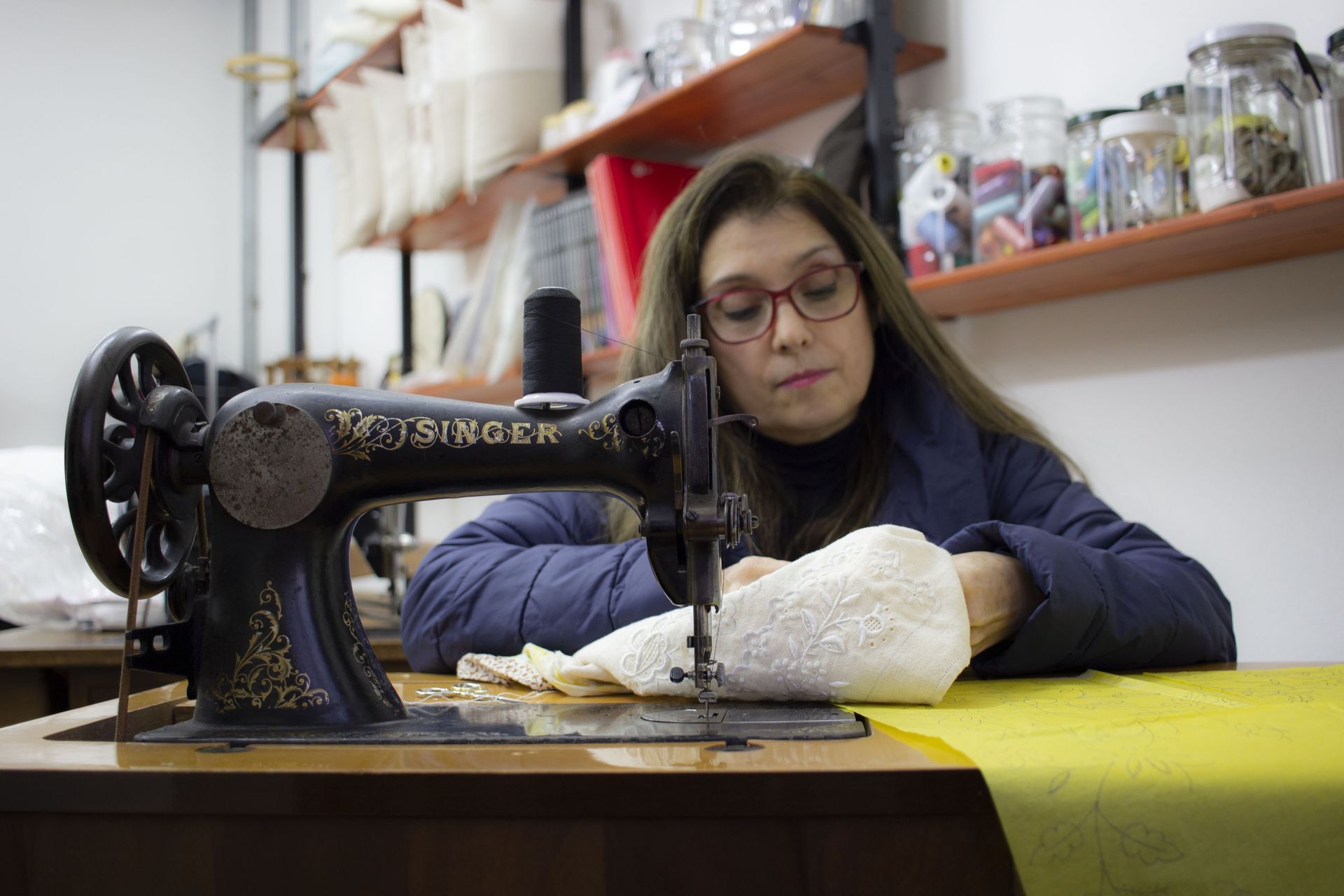 Maria Luisa Frongia realizzando ricami sardi